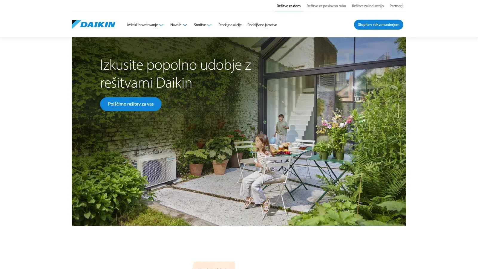 Toplotne črpalke cene: spletna stran proizvajalca Daikin z zunanjo enoto ob hiši