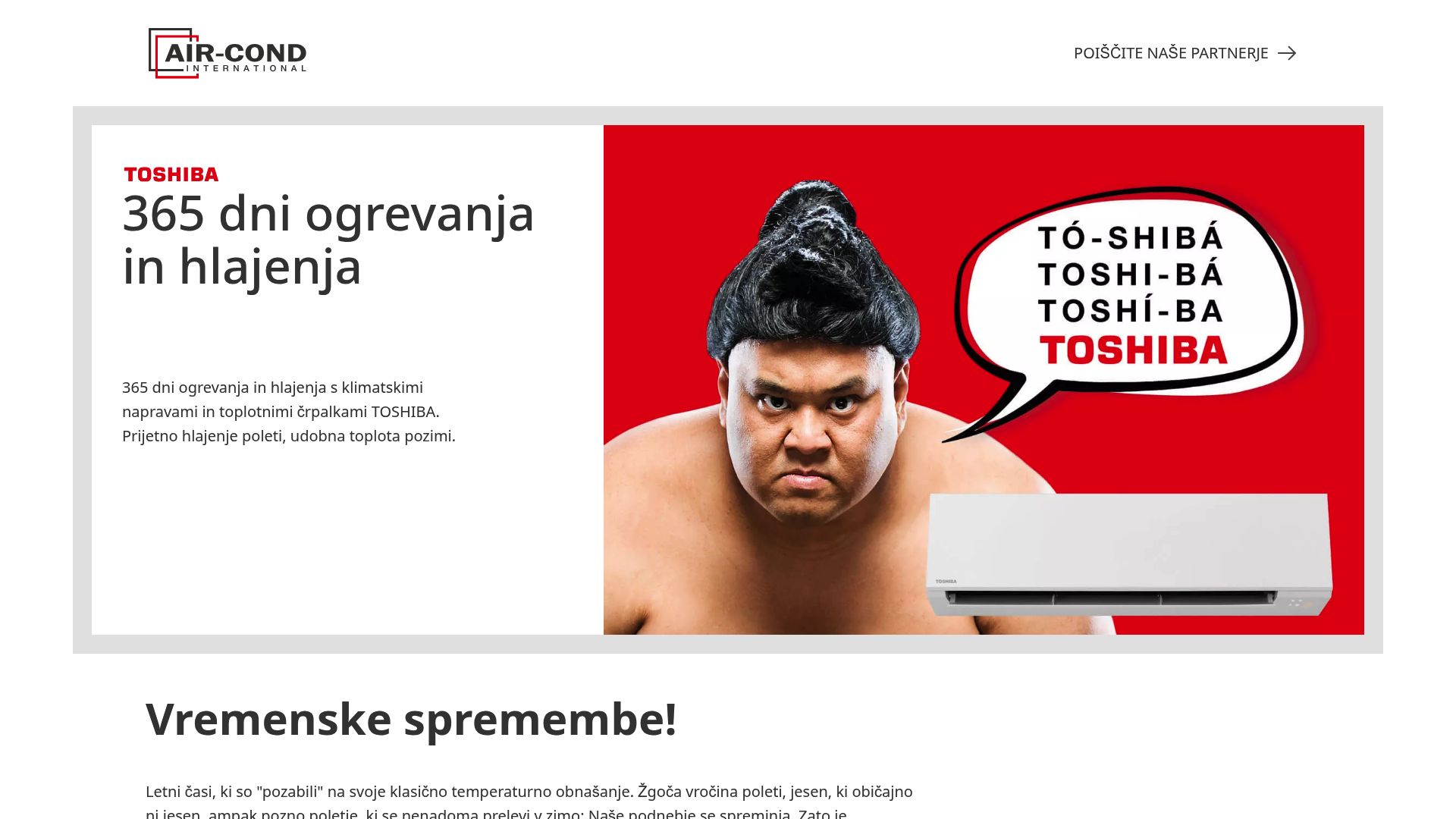 Močan sumo borilec pred rdečo podlago z modernim klimatskim napravam Toshiba, ki ponuja ogrevanje in hlajenje vse leto. Besedilo poudarja 365 dni udobja s Toshiba toplotno črpalko.